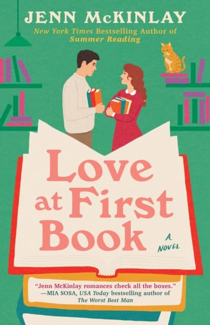 Jenn McKinlay : Love at First Book