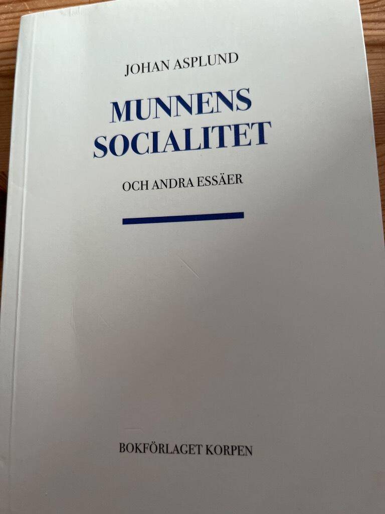 Johan Asplund : Munnens socialitet och andra essäer
