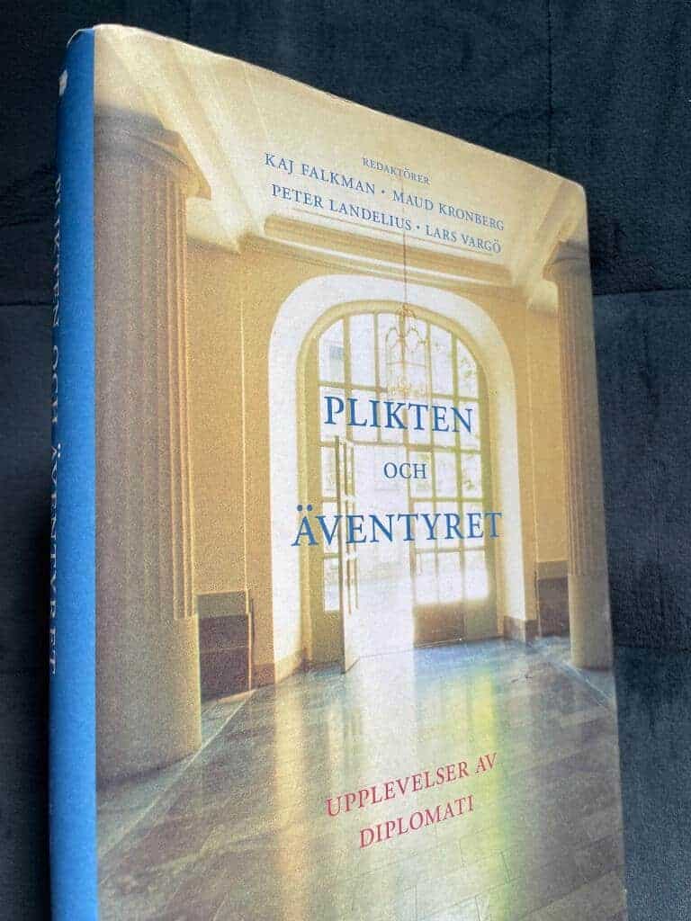 John Hagard ; Jan Mårtenson ; Jan Ölander ; Karl-Erik Norrman ; Kaj Falkman ; Kai Hammerich ; Leif Lewin ; Lars Vargö ; Mats Bergquist ; Michael Sohlman ; Peter Landelius ; Peter Wallensteen ; Ulf Dinkelspiel ; Ulla Gudmundson ; Örjan Berner : Plikten och äventyret