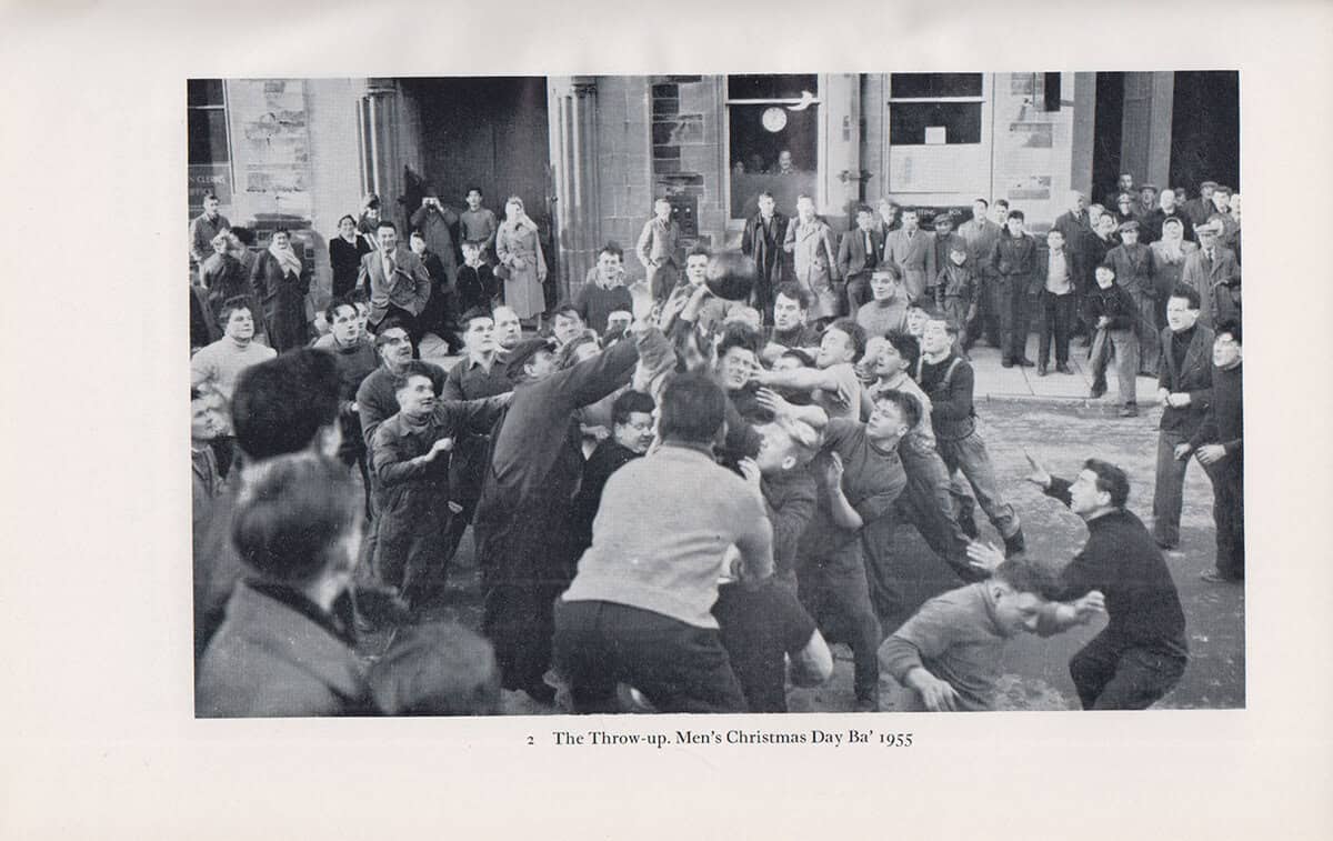 John Robertson : Uppies & Doonies. The Story of the Kirkwall Ba' Game