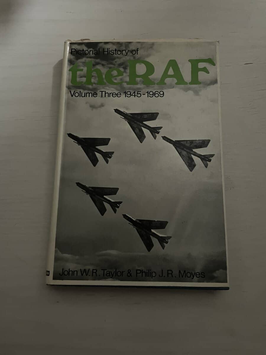 John W.R. Taylor : Pictorial History of the RAF - Volume Three 1945-1969