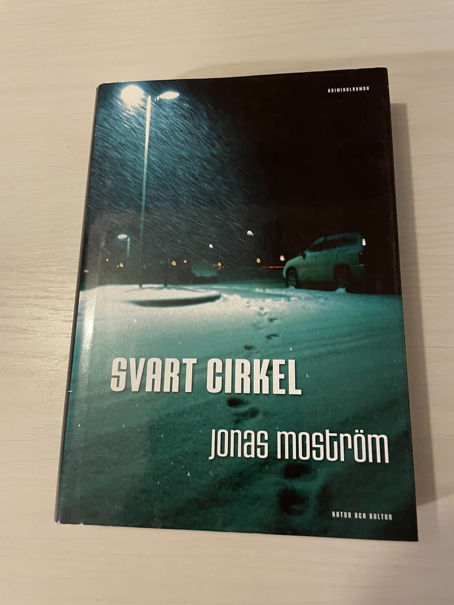 Jonas Moström : Svart cirkel