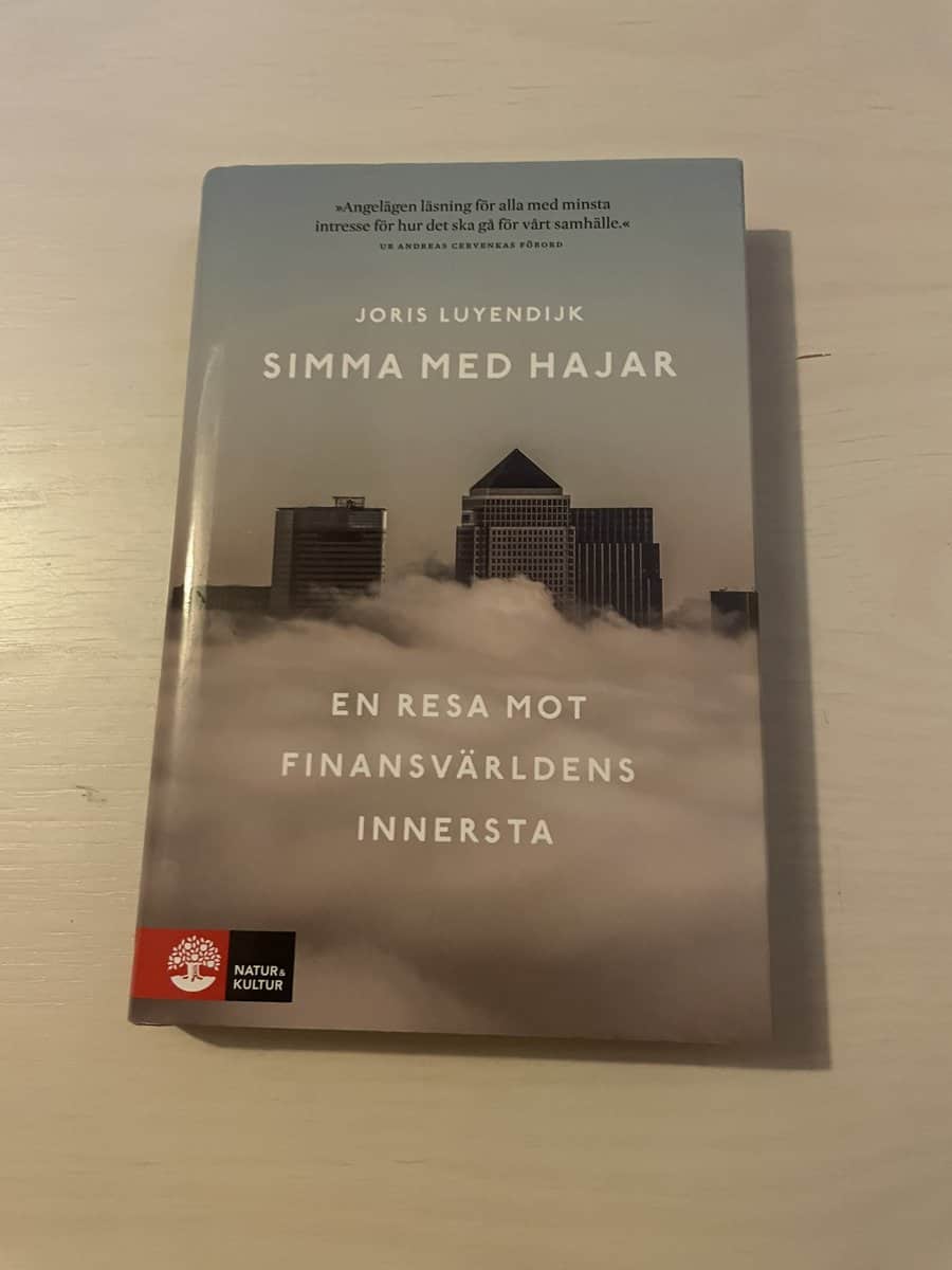 Joris Luyendijk : Simma med hajar en resa mot finansvärldens innersta