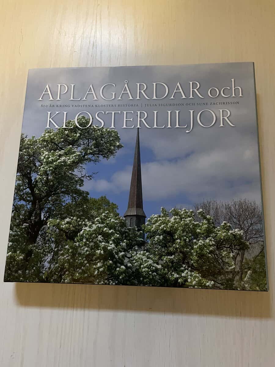 Julia M. Sigurdson : Aplagårdar och klosterliljor 800 år kring Vadstena klosters historia