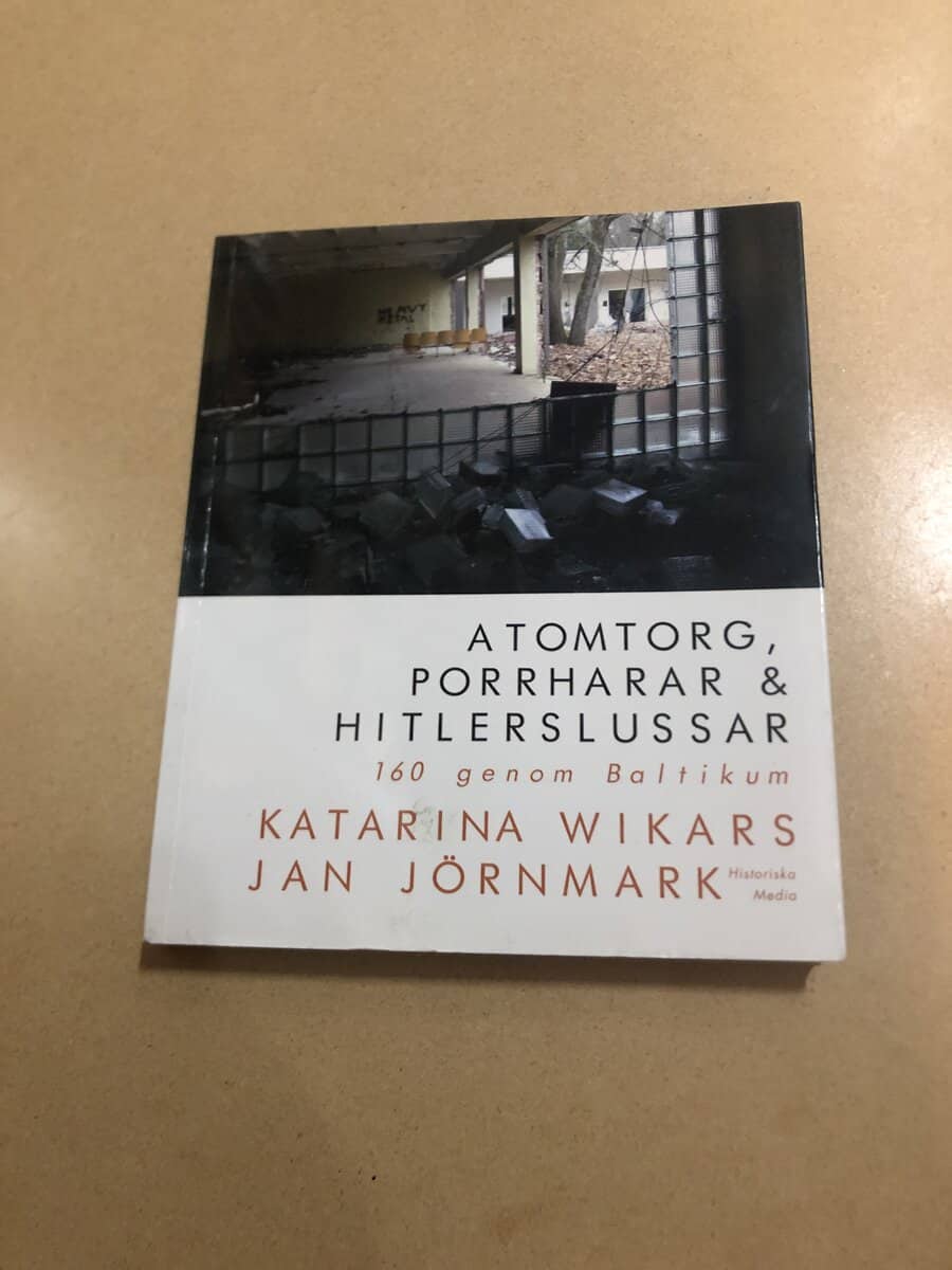 Wikars, Katarina, Jörnmark, Jan : Atomtorg, porrharar & Hitlerslussar 160 genom Baltikum