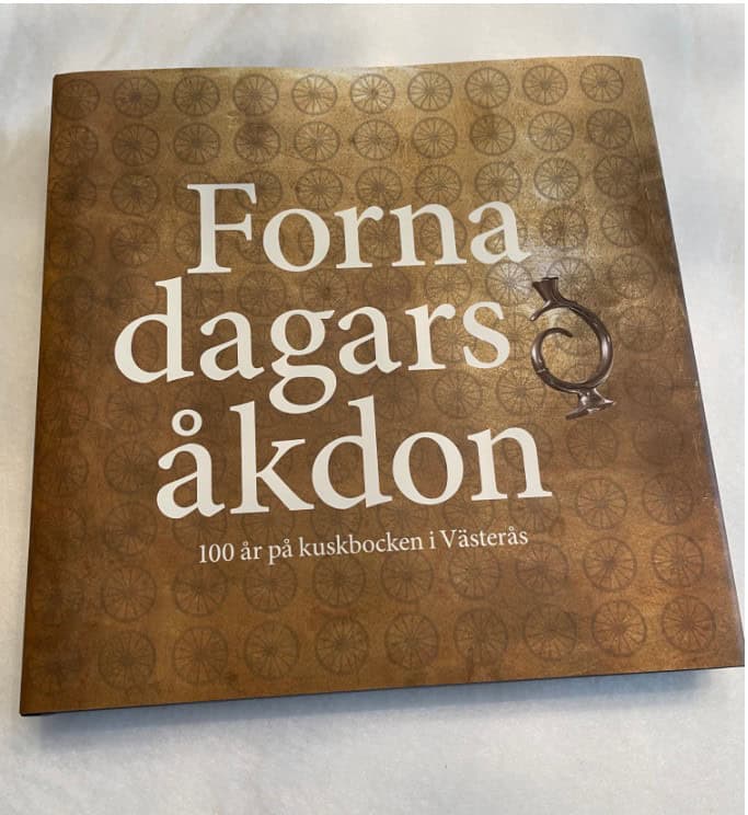 Kihl, Ann-Christine  ; Gren, Lars : Forna dagars åkdon : 100 år på kuskbocken i Västerås