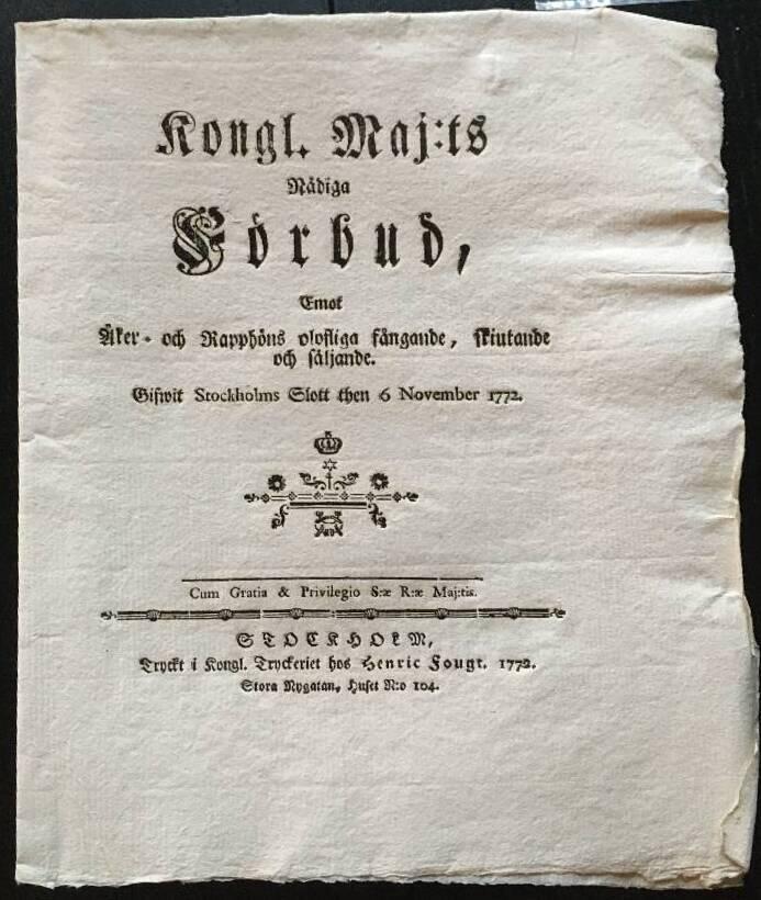 Kongl. maj:ts nådiga förbud, emot åker- och rapphöns olofliga fångande, skiutande och säljande. Gifwit Stockholms slott then 6 november 1772