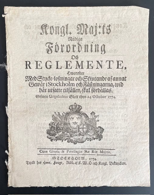 Kongl. Maj:ts Nådiga Förordning Och Reglemente, Hwarefter Med Stycke-loszningar och Skiutande af annat Gewär i Stockholm och Fästningarna, wid här utsatte tilfällen, skal förhållas.