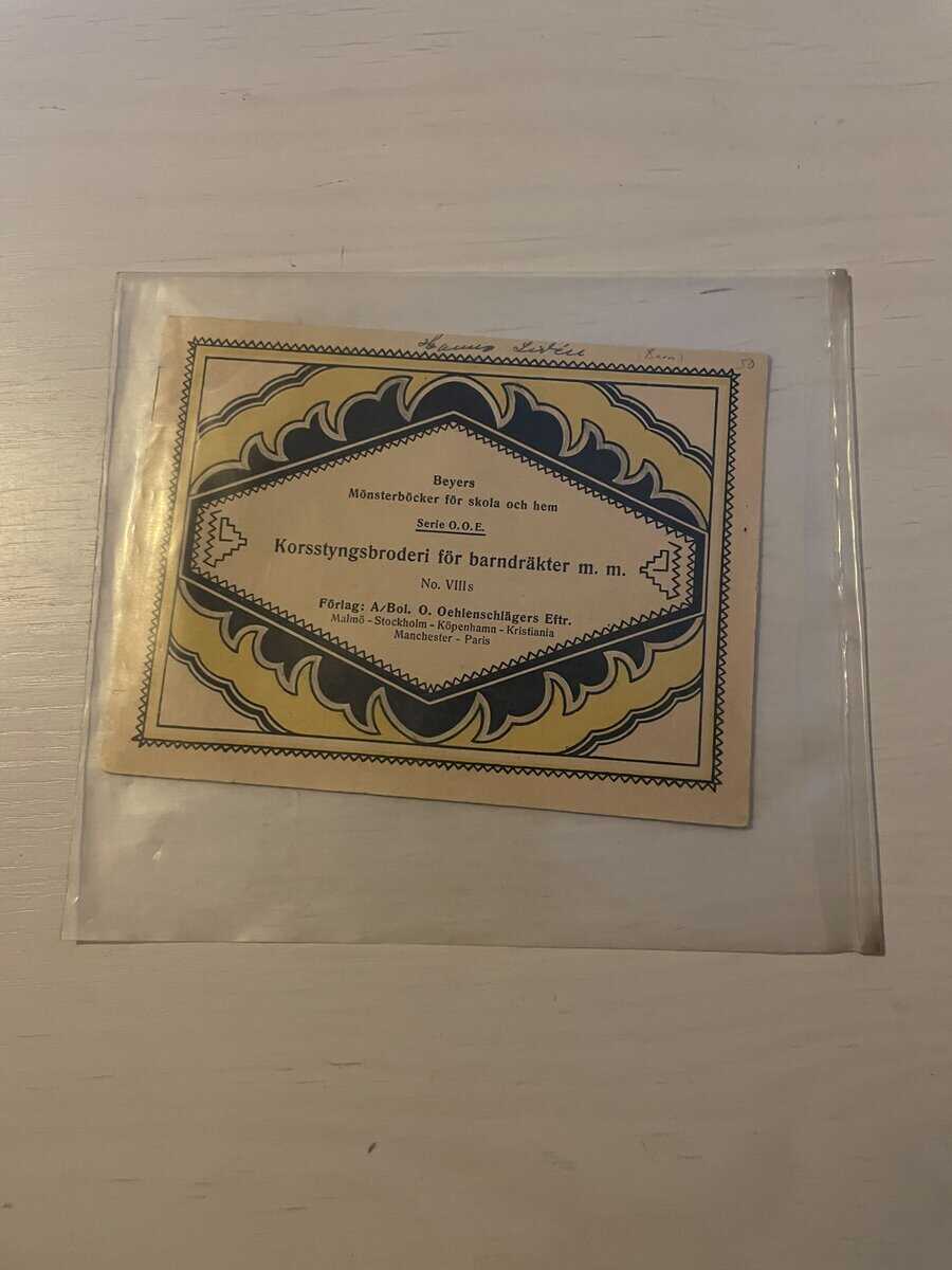 Korsstygnsbroderi för barndräkter m.m.
