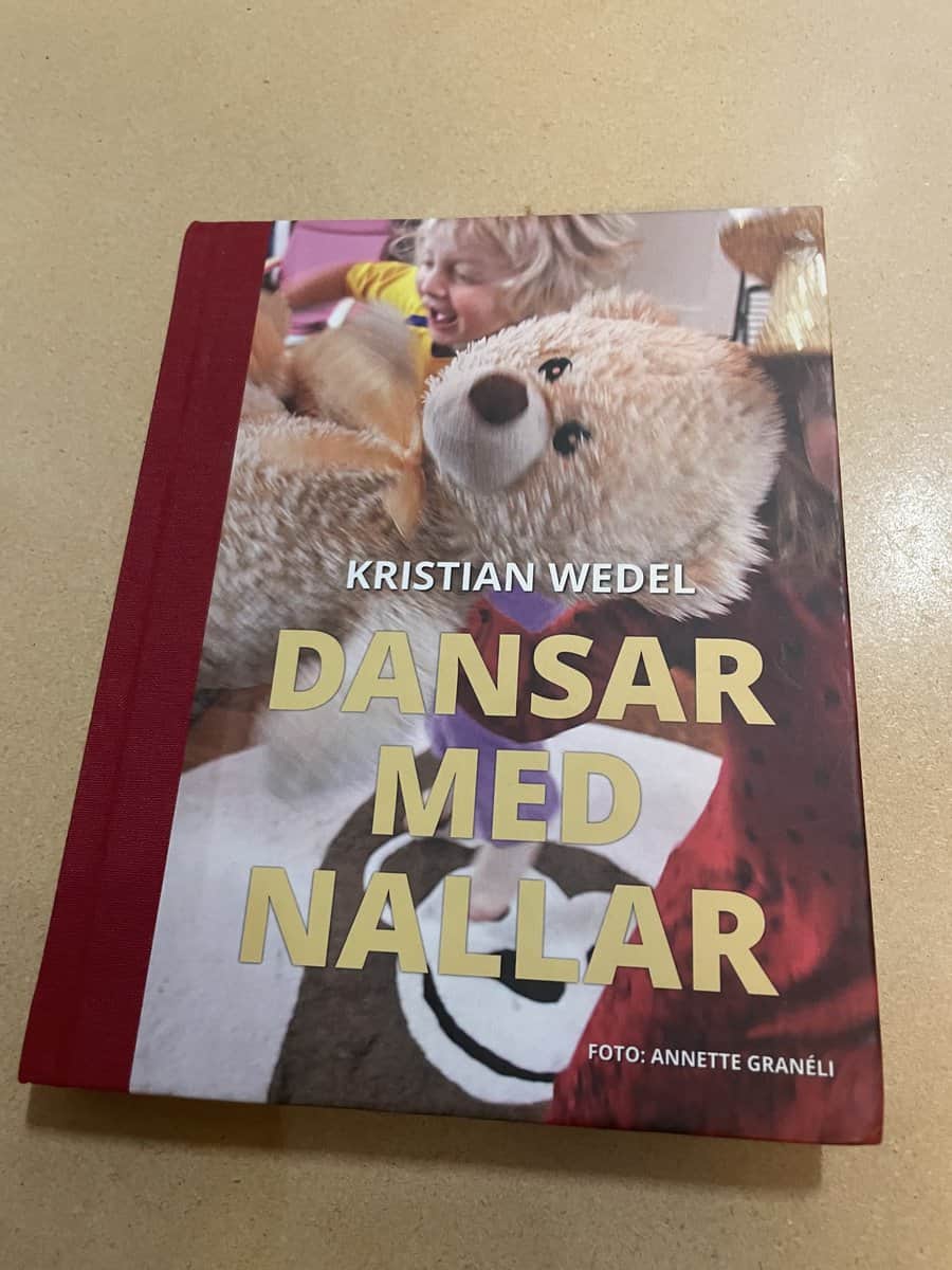 Kristian Wedel : Dansar med nallar
