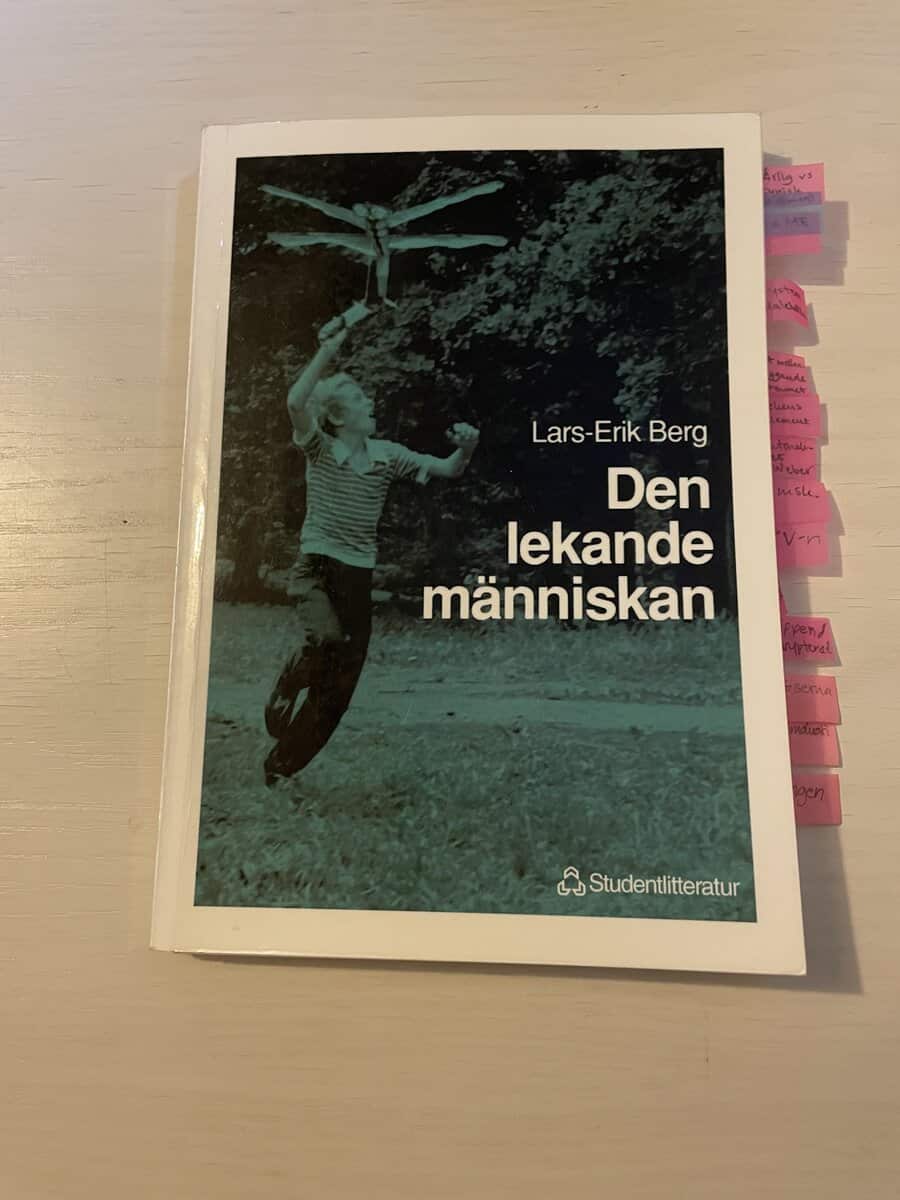 Lars-Erik Berg : Den lekande människan en socialpsykologisk analys av lekandets dynamik