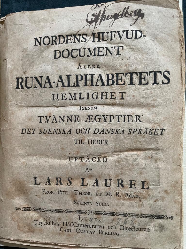 Lars Laurel : Nordens huvud-document äller runa-alphabetets hemlighet igenom tvänne ægyptier det suenska och danska språket til heder uptäckd