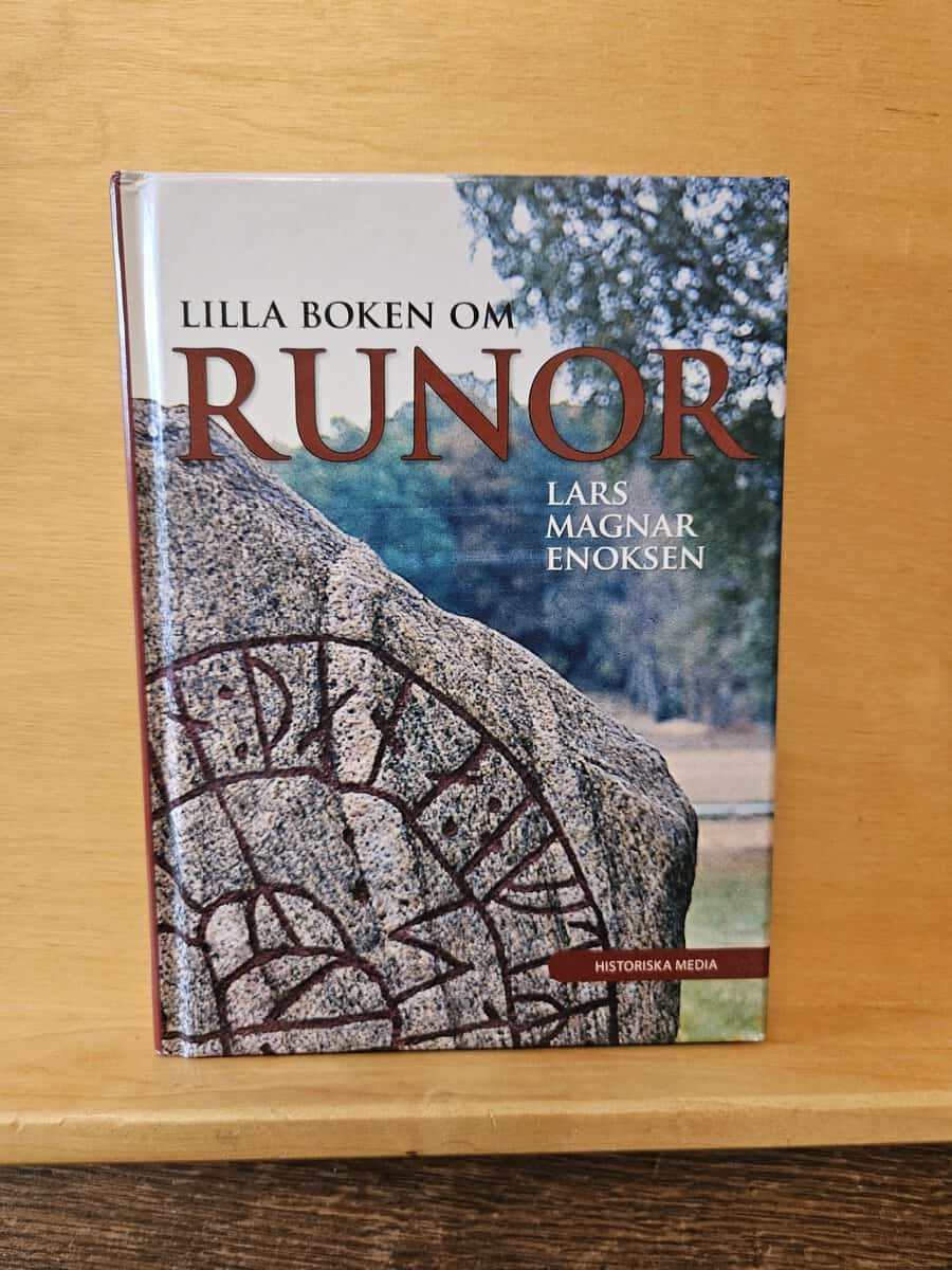 Lars Magnar Enoksen : Lilla boken om runor