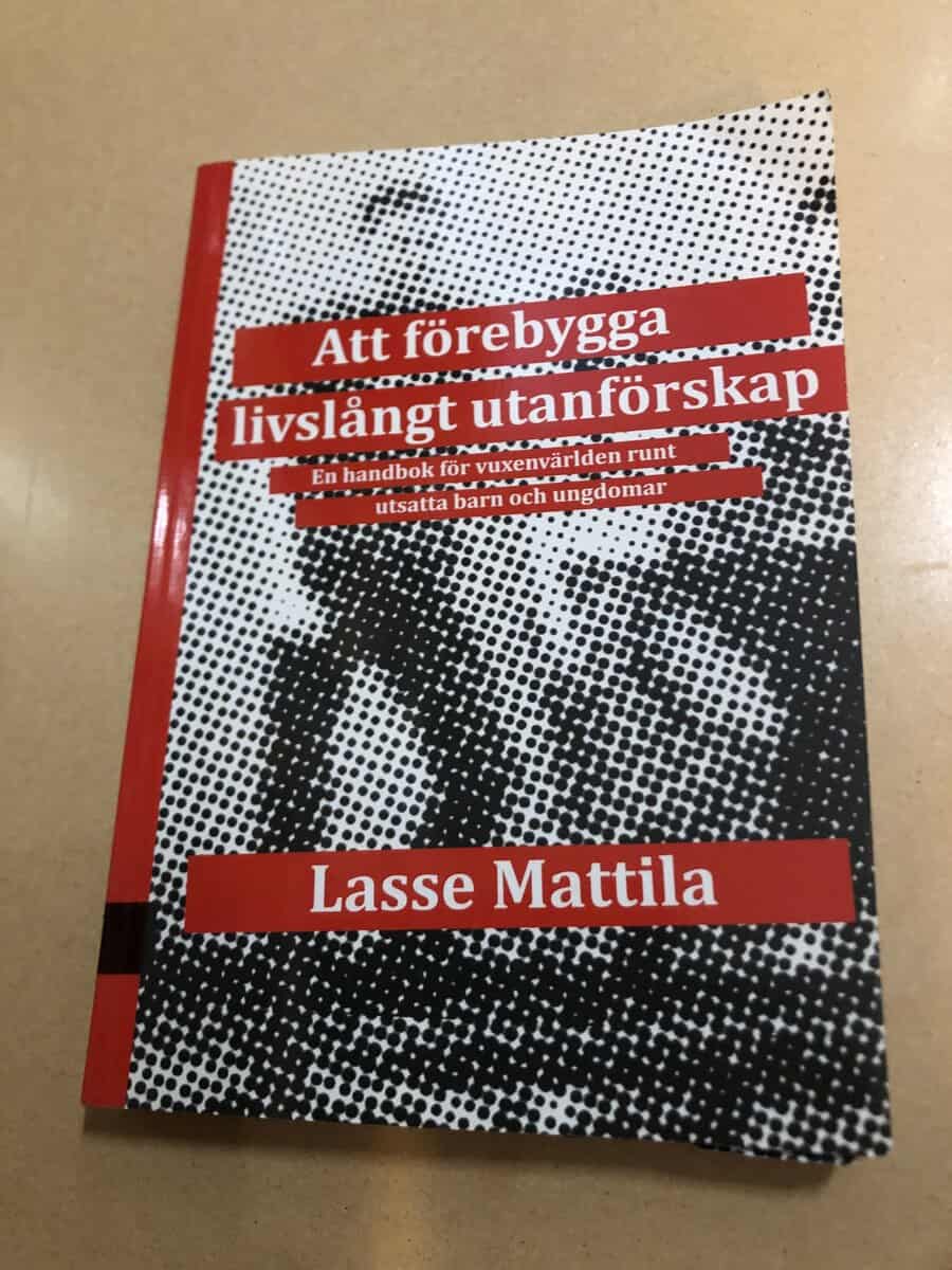 Lasse Mattila : Att förebygga livslångt utanförskap en handbok för vuxenvärlden runt utsatta barn och ungdomar