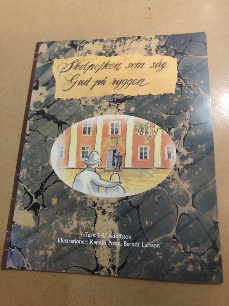 Leif Adolfsson : Skolpojken som såg Gud på ryggen [Carl von Linnés skoltid i Växjö 1716-1727]