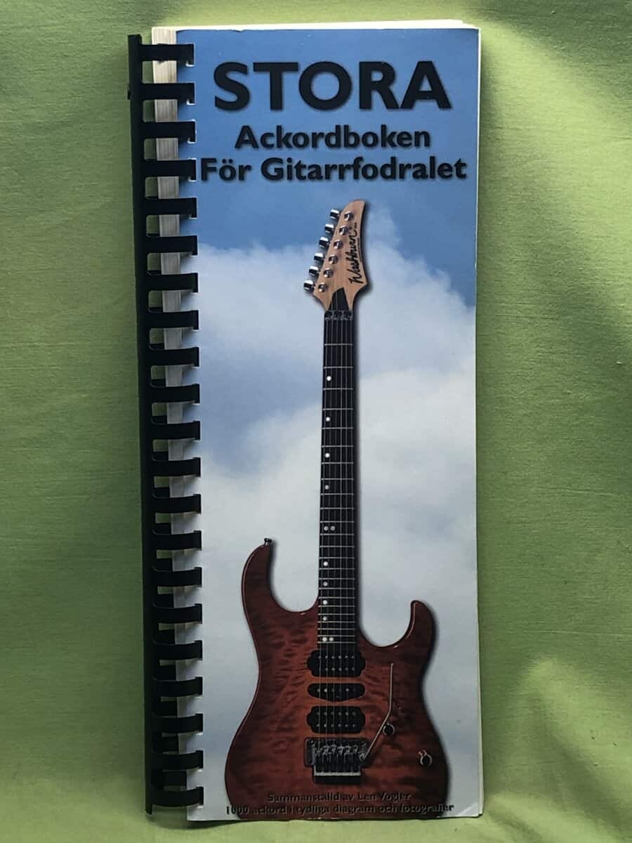 Len Vogler : Stora ackordboken för gitarrfodralet [Musiktryck] nästan 1.000 ackord med tydliga diagram och fotografier