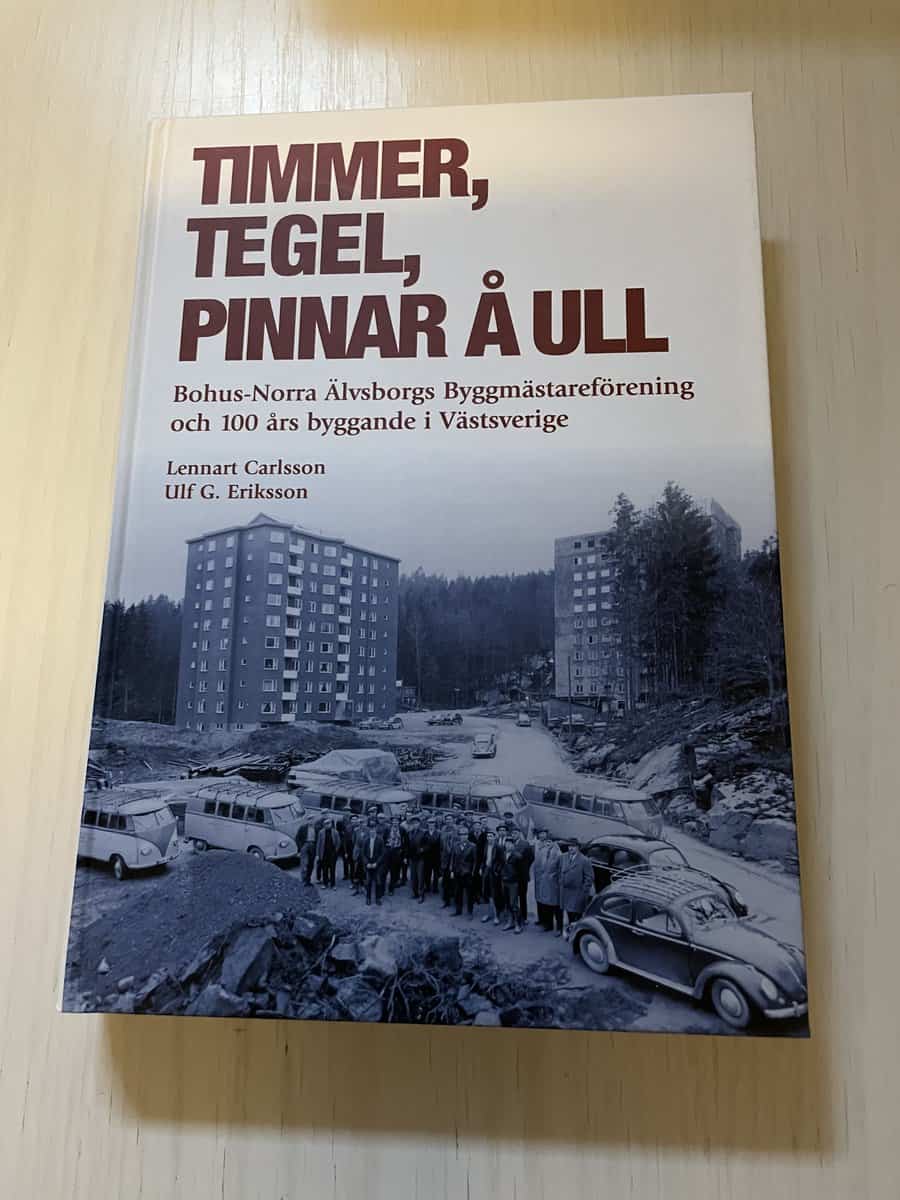 Lennart Carlsson : Timmer, tegel, pinnar å ull Bohus-Norra Älvsborgs byggmästareförening och 100 års byggande i Västsverige
