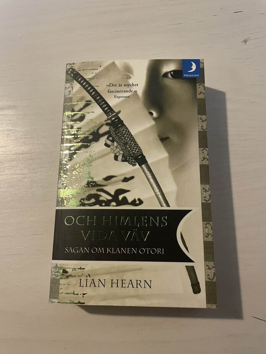 Lian Hearn : Och himlens vida väv