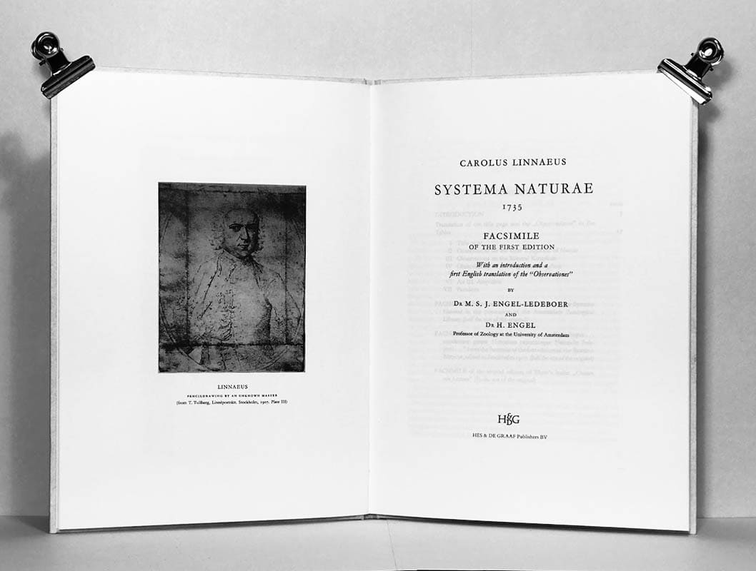 [Linné, Carl von (1707-1778)]. Engel-Ledeboer, M. S. J. (Maria Sara Johanna ; Engel, H. : Systema naturae, 1735. Facsimile of the First Edition. With an introduction and a first English translation of the 'Observationes' by M. S. J. Engel-Ledeboer and H. Engel. Professor of Zoology at the University of Amsterdam