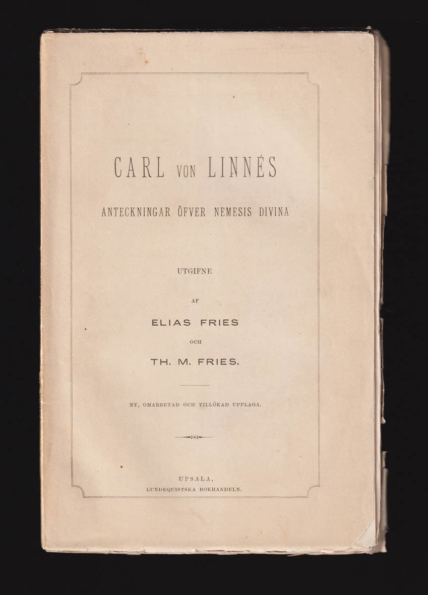 [Linné, Carl von (1707-1778)]. Fries, Theodor Magnus (1832-1913) ; Fries, Elias (1794-1878) [utg.] : Carl von Linné's Anteckningar öfver Nemesis divina. Utgifne af Elias Fries och Th. M. Fries