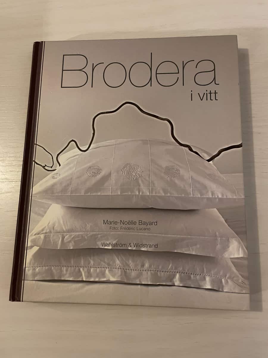 Marie-Noëlle Bayard : Brodera i vitt