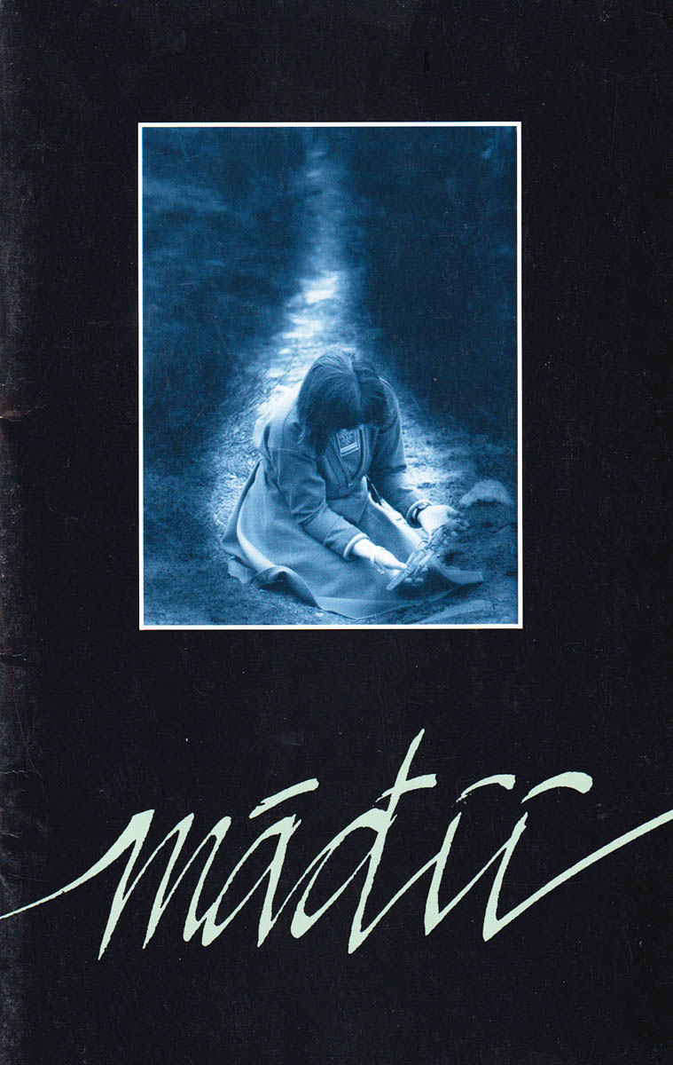 Marita Grimsø : Duodji ja dáidda  ájáhus. Má ii. Samisk kunst- og kunsthåndverkutstilling. Sámi Fine Arts and Crafts Exhibition. Exhibicion de arte y artesanías sami