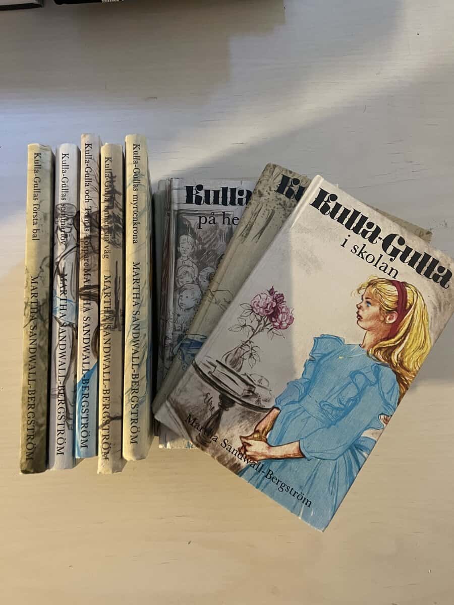 Martha Sandwall-Bergström : Kulla-Gulla 0-11 - Hela serien - 12 böcker - Kulla-Gulla på Blomgården - Kulla-Gulla - Kulla-Gulla håller sitt löfte - Kulla-Gulla vinner en seger - Kulla-Gulla på herrgården - Kulla-Gulla löser en gåta - Kulla-Gulla i skolan - Kulla-Gullas första bal - Kulla-Gullas sommarlov - Kulla-Gulla och Tomas Torpare - Kulla-Gulla finner sin väg - Kulla-Gullas myrtenkrona