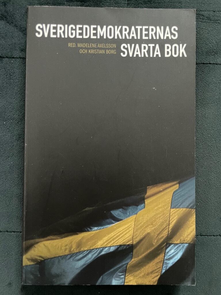 Mathias Wåg ; Henrik Arnstad ; Måns Nilsson ; Mikael Ekman ; Diana Mulinari ; Anders Neergaard ; Lovisa Broström ; Jason Diakité ; Mats Deland ; Henrik Johansson ; Oscar Schau ; Atilla Yoldas ; Bilan Osman ; Tobias Lundeqvist : Sverigedemokraternas svarta bok