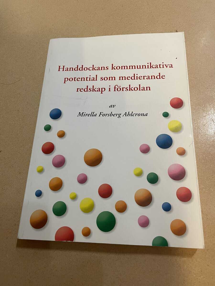 Mirella Forsberg Ahlcrona : Handdockans kommunikativa potential som medierande redskap i förskolan