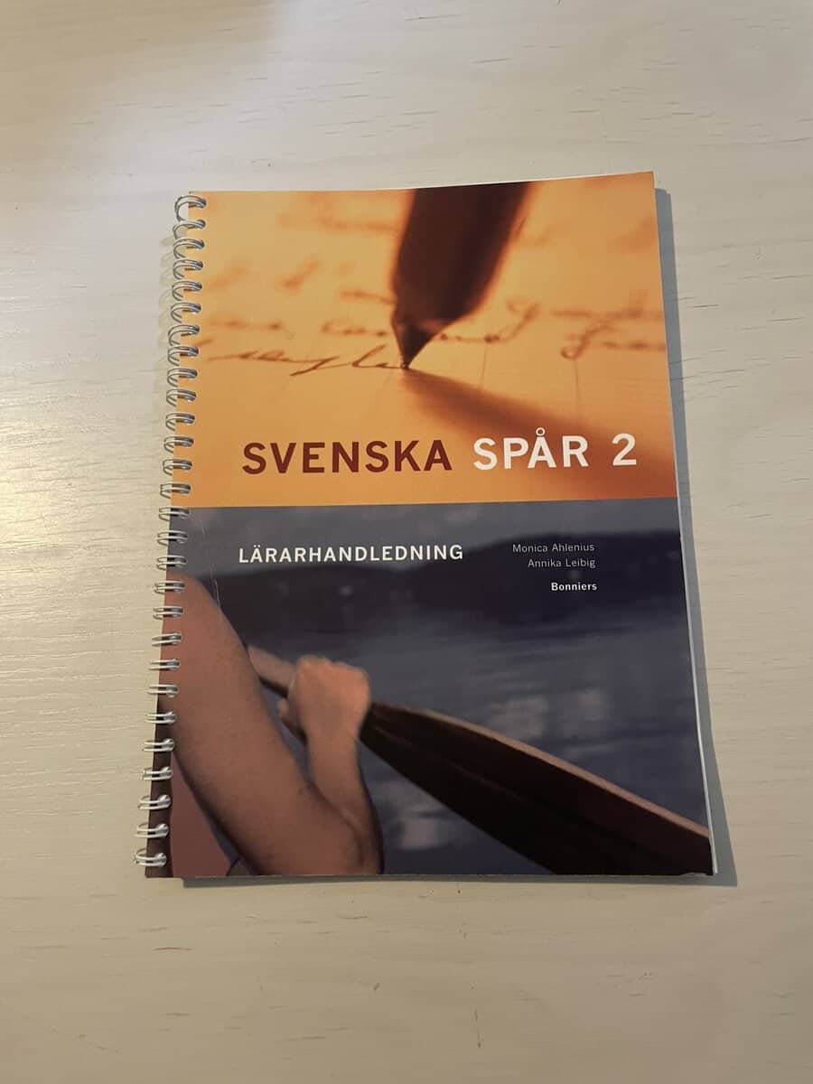 Monica Ahlenius : Svenska spår 2 - lärarhandledning