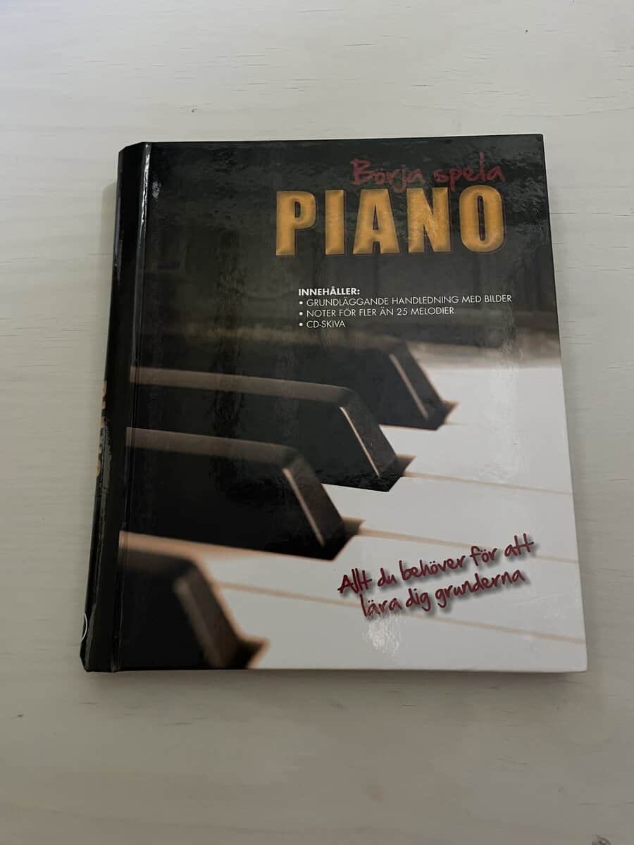 Nick Freeth : Börja spela piano [Musiktryck] allt du behöver för att lära dig grunderna