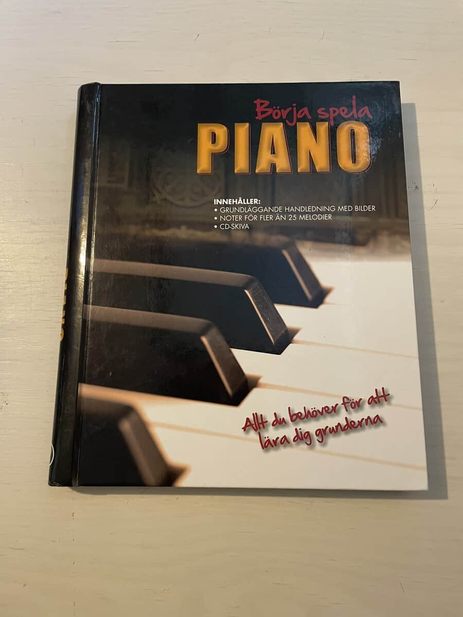 Nick Freeth : Börja spela piano [Musiktryck] allt du behöver för att lära dig grunderna