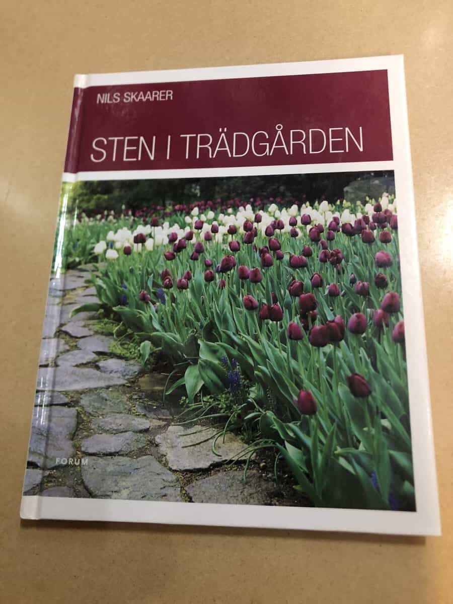 Nils Skaarer : Sten i trädgården