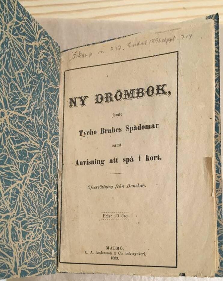 Ny drömbok, jemte Tycho Brahes spådomar samt Anvisning att spå i kort. Öfversättning.