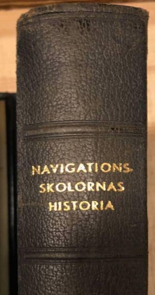 O Traung : Navigationsskolornas historia. Minnesskrift utgiven med anlednin av de statliga skolornas 100-åriga tillvaro.