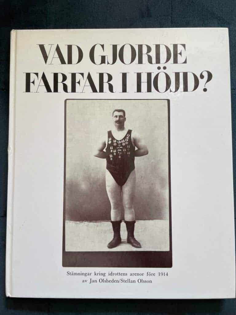 Olsheden, Jan; Olsson, Stellan : Vad gjorde farfar i höjd? Stämningar kring idrottens arenor före 1914.