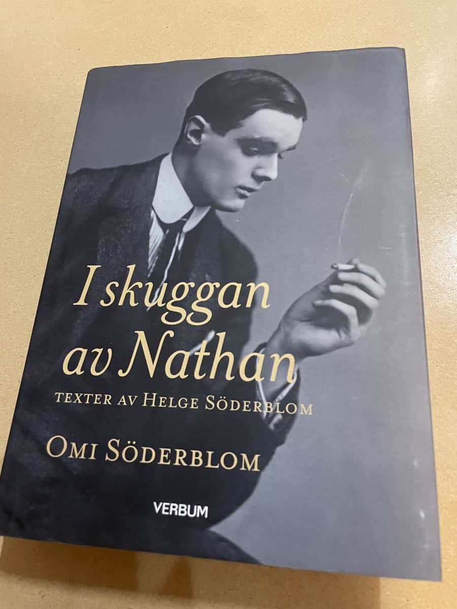 Omi Söderblom : I skuggan av Nathan - texter av Helge Söderblom