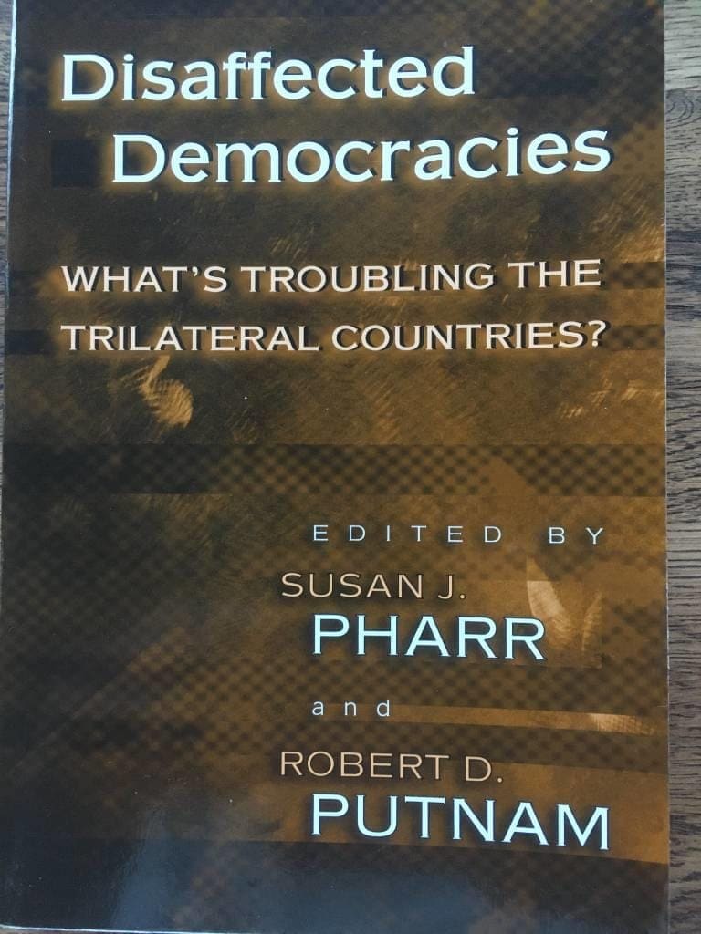 Pharr, Susan J. ; Putnam, Robert D. : Disaffected democracies