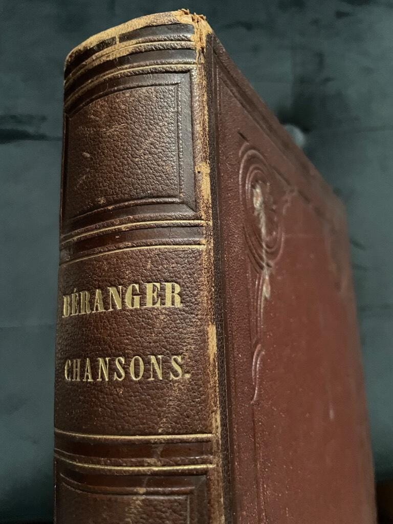 Pierre-Jean de Béranger : Chansons de P.J. de Beranger anciennes et posthumes. Nouvelle edition populaire onrée de 161 dessins inédits et de vignettes nombreuses par. MM. Andrieux, Bayard, Crépon, Claverie, Darjou, G. Durand, Férat, Giacomelli, Lorsay, Morin, Pauquet, Riou, Sauvageot, Viollat, Worms. Paris, Perrotin u. Le Chevalier