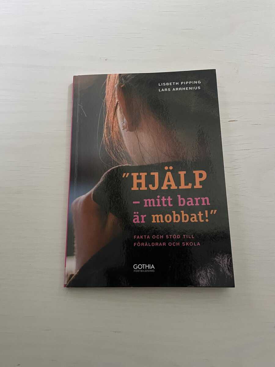 Pipping, Lisbeth, Arrhenius, Lars : 'Hjälp, mitt barn är mobbat!' [fakta och stöd till föräldrar och skola]