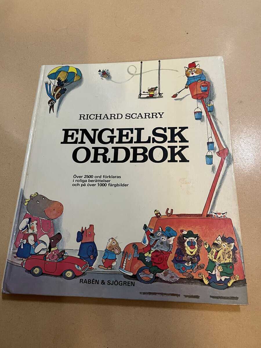 Richard Scarry : Engelsk ordbok [över 2500 ord förklaras i roliga berättelser och på över 1000 färgbilder]
