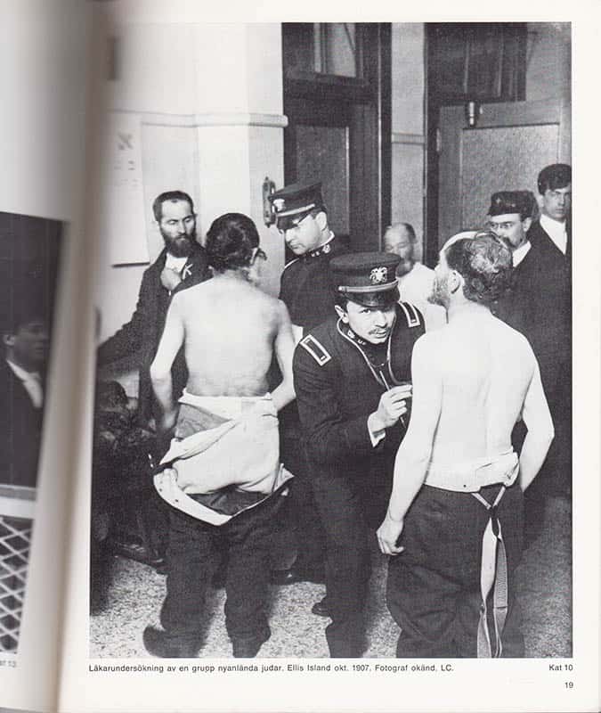 Rune Hassner : Hur den andra hälften levde. En samhällskritisk bilddokumentation av invandrarnas New York, Washingtons slum och de minderåriga industriarbetarnas tillvaro i USA under några decennier kring sekelskiftet ...