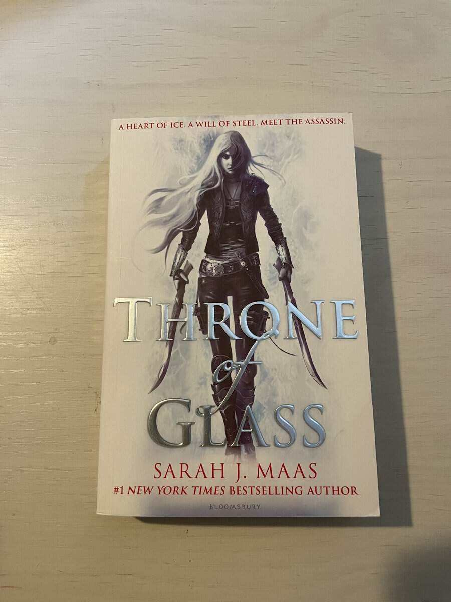 Sarah J. Maas : Throne of glass