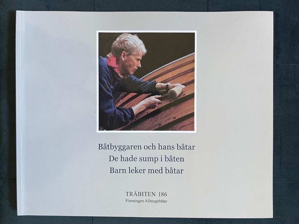 Sigvard Fjellsson : Träbiten 186. Båtbyggaren och hans båtar. De hade sump i båten. Barn leker med båtar