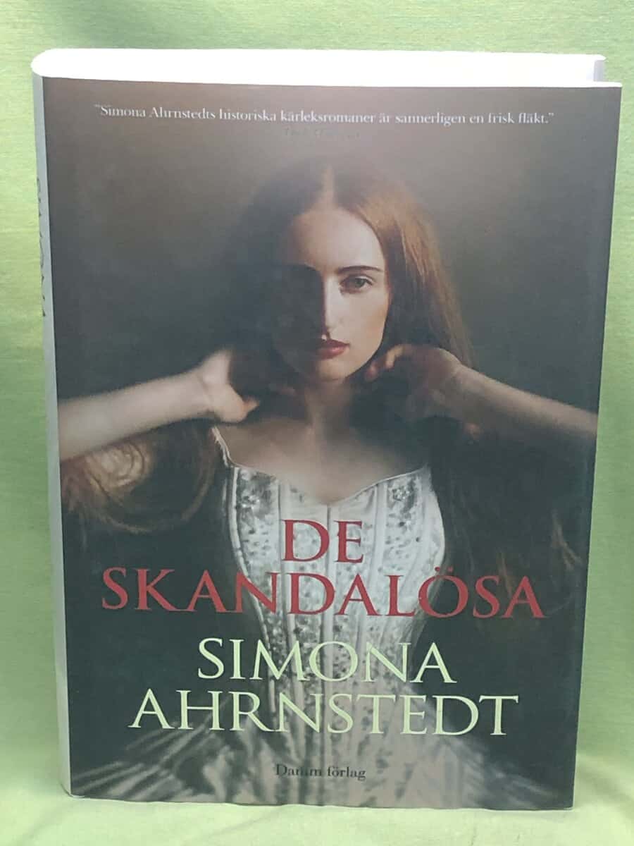 Simona Ahrnstedt : De skandalösa