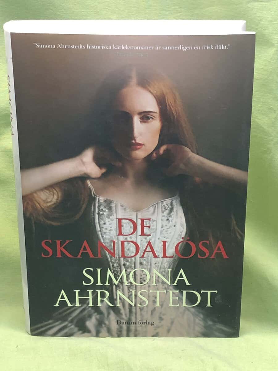 Simona Ahrnstedt : De skandalösa