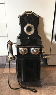 [SJ ; Vägg-telefon 'Järnvägstelefon' ; L. M. Ericsson] : Väggtelefon. Tillverkare A.B. L. M. Ericsson & Co Stockholm 'Järnvägstelefon'