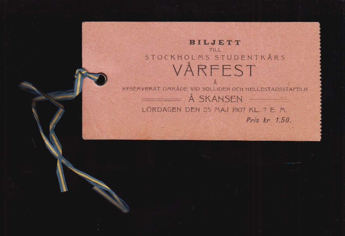 Stockholms Studentkår : Biljett tiil Stockholms Studentkår vårfest å reserverat område vid Solliden  och Hellestadsstapeln å Skansen Lördagen den 25 maj 1907 kl. 7 e.m.Pris kr. 1.50.