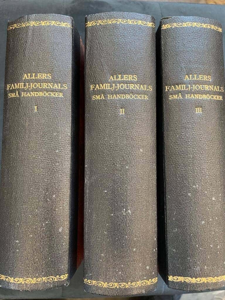 Stort antal Allers Familj-Journals små handböcker bundna i tre band.