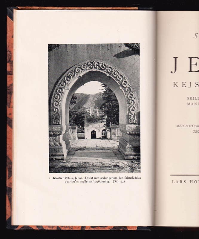 Sven Hedin : Jehol kejsarstaden. Skildringar från de stora Mandschukjesarnas hov. Illustrerade med fotografier av Dr. Gösta Montell och teckningar av författaren